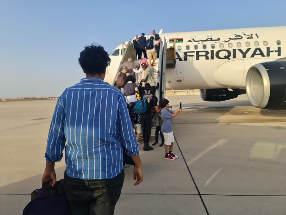 Un avion libyen atterrit à l'aéroport de Màitiga à Tripoli, à bord duquel des Libyens évacués du Soudan.
