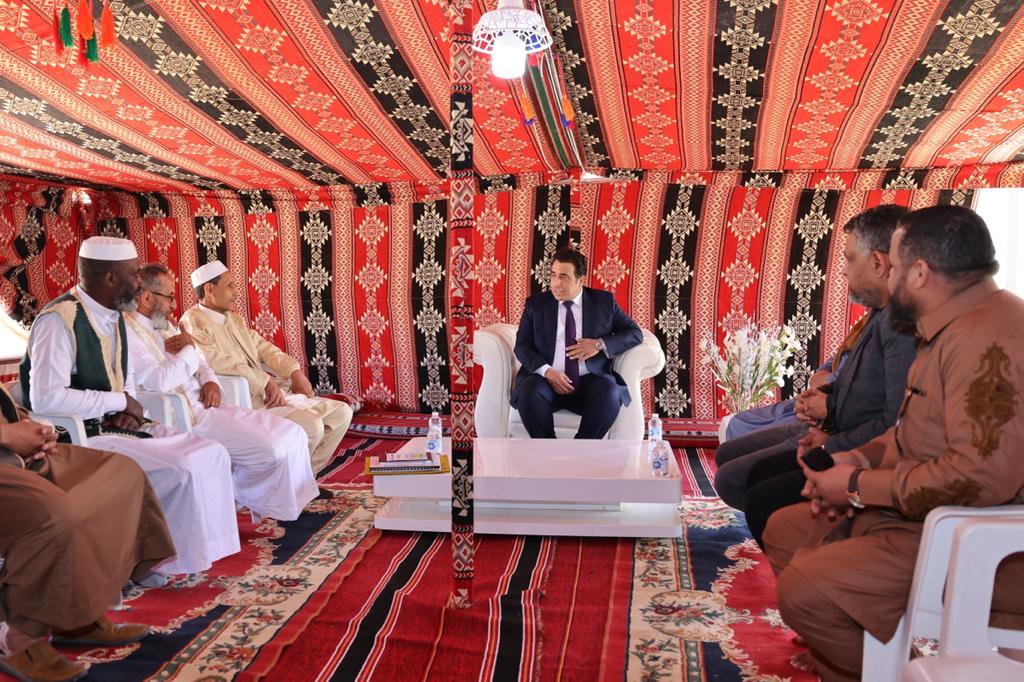 M. al-Menfi, / une délégation de l'oasis d'al-Jaghboub/ rencontre.