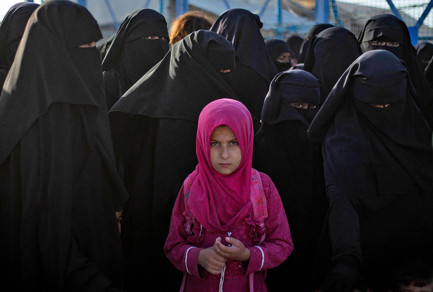La Libye remet à la Tunisie un groupe de femmes et d'enfants appartenant à des combattants de (Dàesh).)