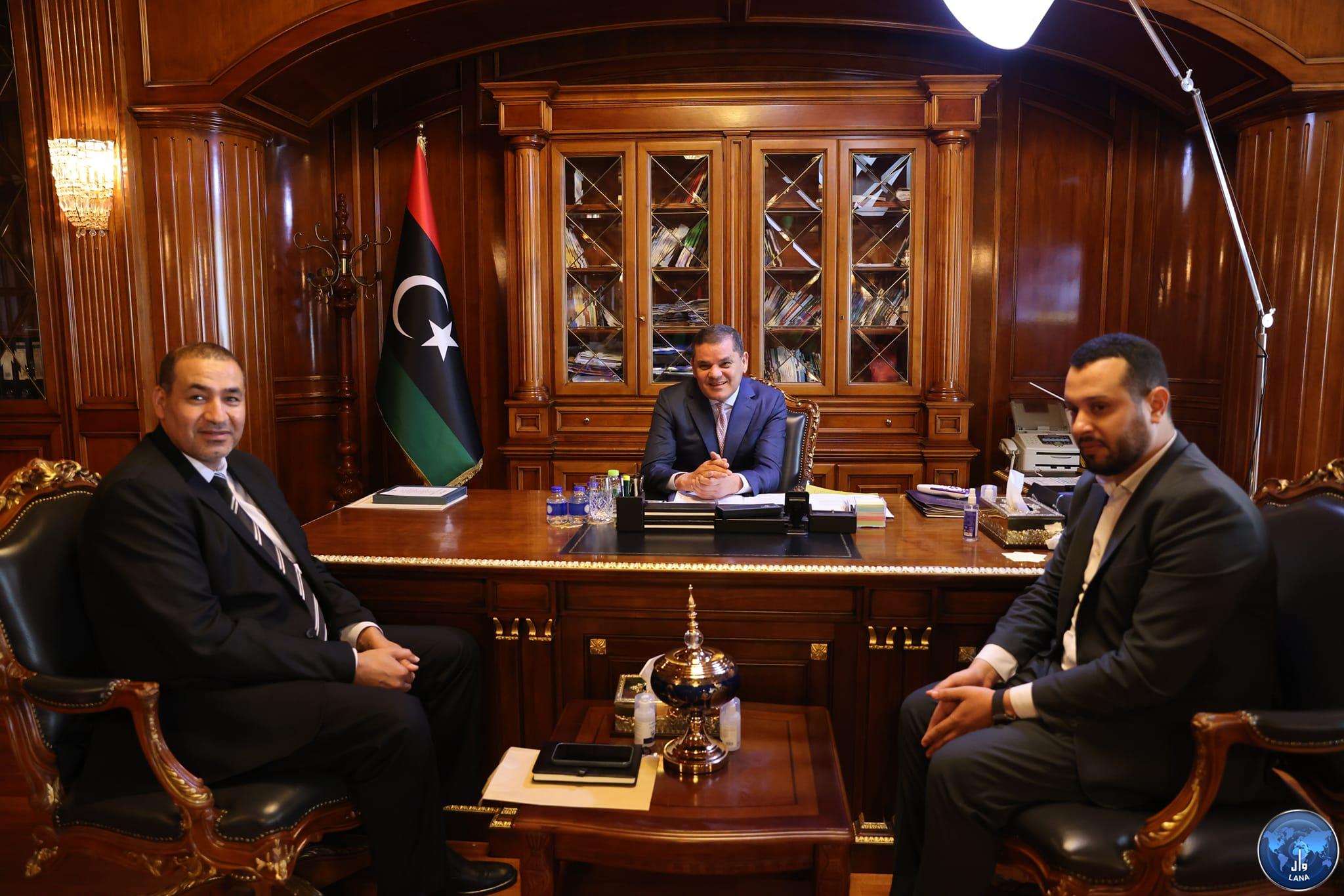 M. al-Debeibah, discute avec l'ambassadeur libyen à Khartoum des étapes du retour en Libye des Libyens résidant au Soudan.