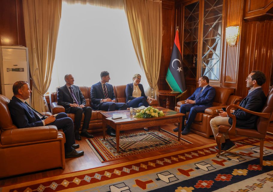 M. al-Dbeibah, discute avec l'ambassadrice britannique des moyens du renforcement de relations de coopération entre la Libye et le Royaume-Uni, ainsi que de l'évolution de la situation politique en Libye a été également abordé.