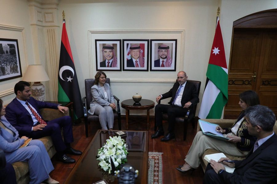 Mme. al-Mangoush, arrive à Amman et rencontre son homologue jordanien, où l'évolution de la situation régionale et arabe a fait l'objet de discussions.