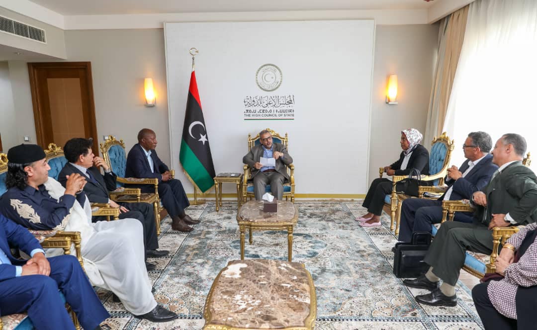 Al-Mashri discusses with representatives of some Libyan sheikhs and notables the files of reconciliation and transitional justice in the country.