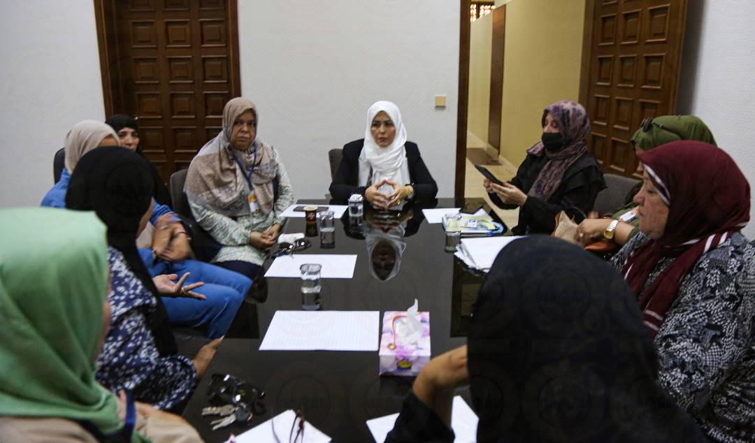 Le chef de la commission femme et enfant du parlement rencontre un un certain nombre d'enseignantes 