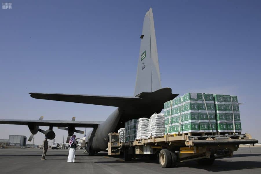 وصول الطائرة الإغاثية السعودية الأولى إلى ليبيا.