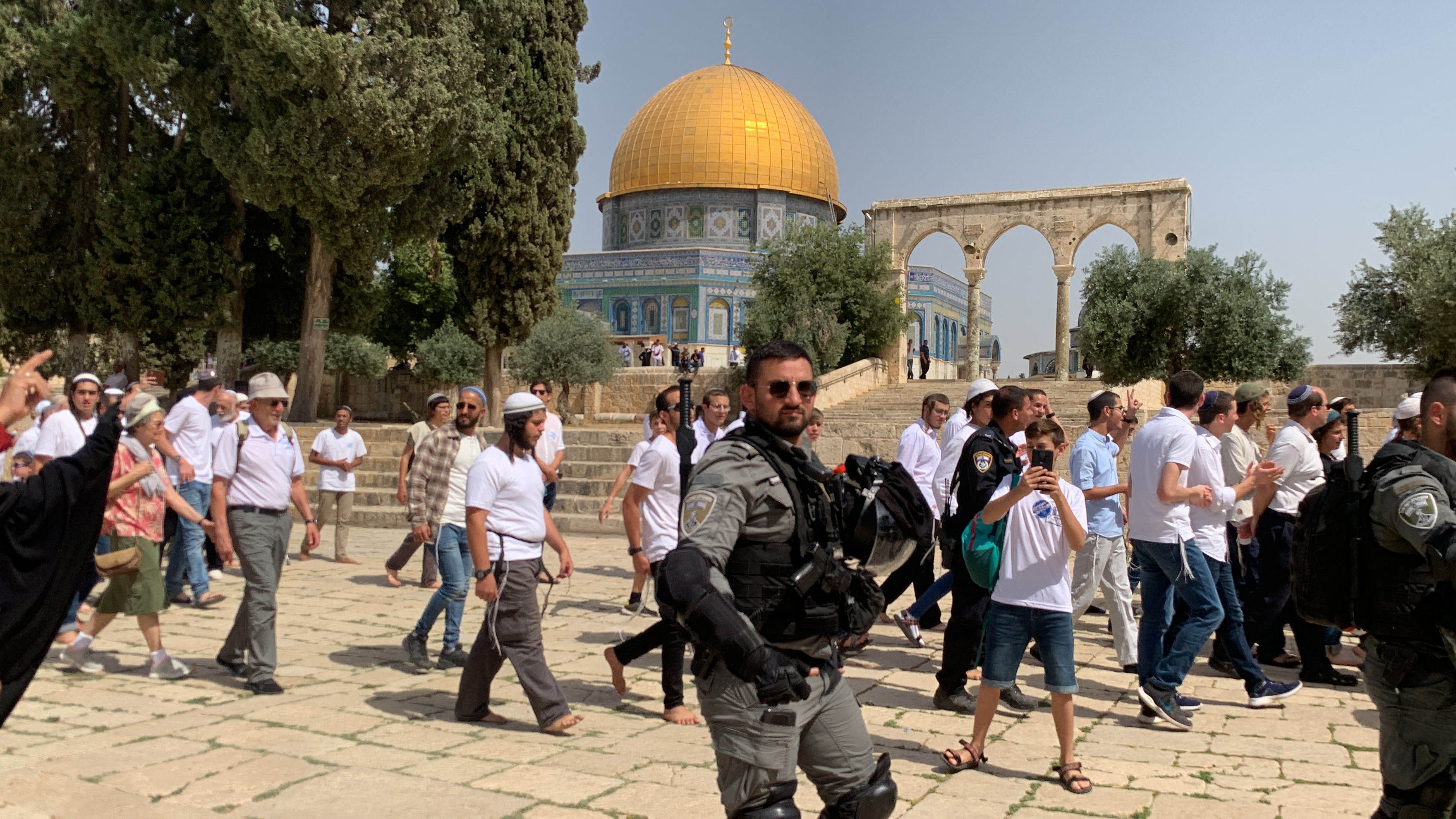 مستوطنون يقتحمون المسجد الأقصى بحماية قوات الاحتلال الإسرائيلي.
