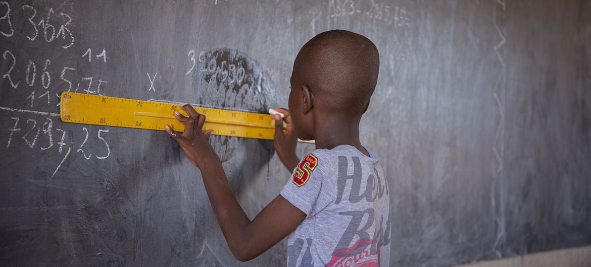 اليونيسف: العنف وانعدام الأمن يبقيان مليون طفل خارج المدرسة في بوركينا فاسو .