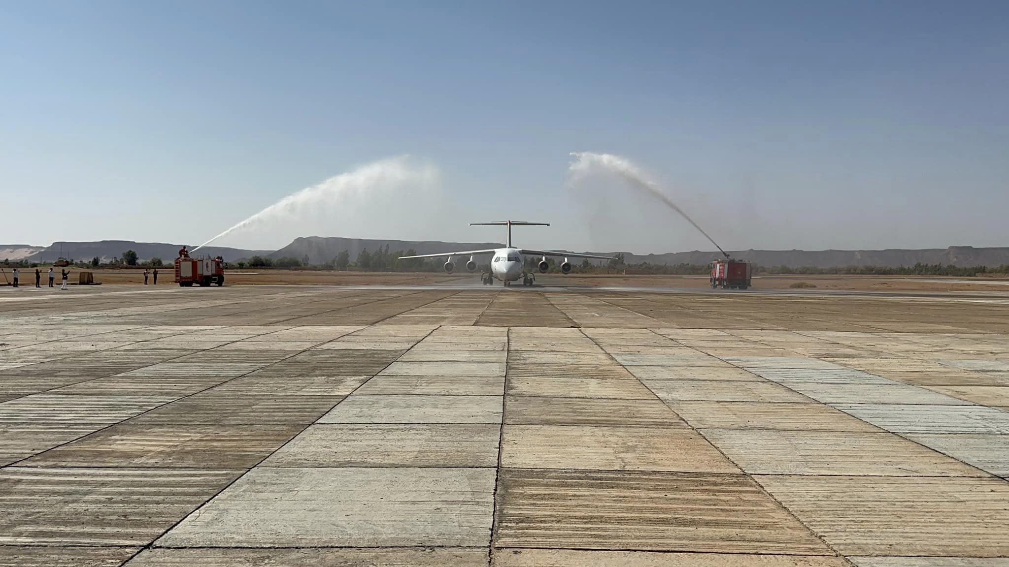 هبوط أول طائرة بمطار أوباري بعد توقفه عن العمل منذ (4) سنوات