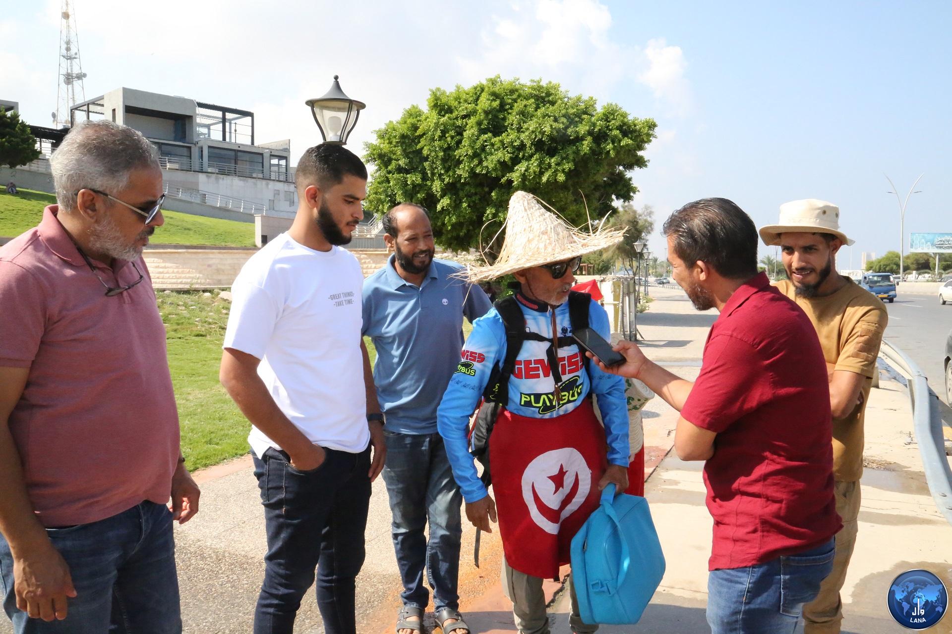رحالة تونسي يتوجه إلى درنة سيرا على الأقدام حاملا رسالة تضامن مع الليبيين في كارثة الفيضانات