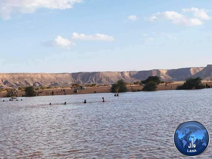 تحول الصحراء بأوباري إلى بحيرة بعد أن غمرتها المياه بفعل الأمطار الغزيرة والسيول.