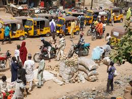 اختطاف العشرات من قبل قطاع الطرق على دراجات نارية في شمال نيجيريا .