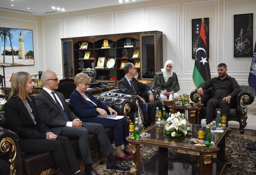 الطرابلسي يجتمع مع قائد عمليات بعثة الاتحاد الأوروبي للمساعدة الحدودية في ليبيا .