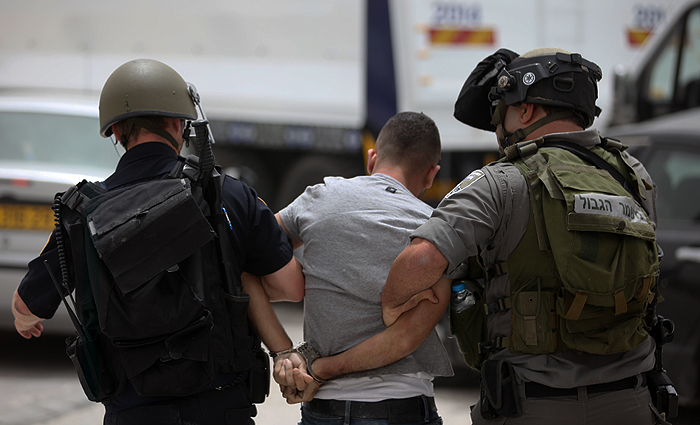 قوات الاحتلال الإسرائيلي تعتقل 40 فلسطينيا بينهم أسرى محررون.
