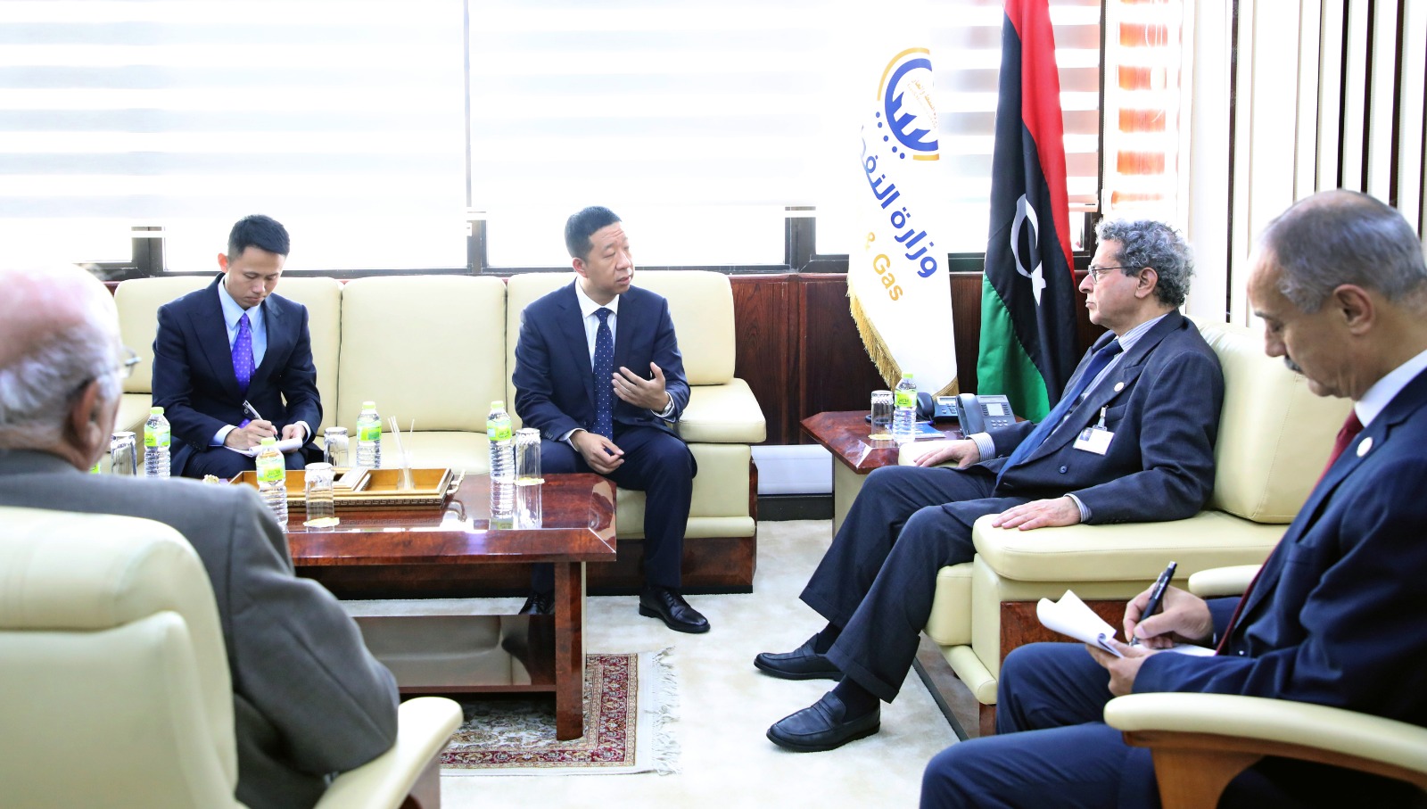 وزير النفط والغاز بحكومة الوحدة الوطنية يستقبل القائم بالأعمال الصيني في ليبيا 