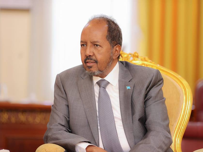 الرئيس الصومالي يرحب بقرار الأمم المتحدة رفع حظر الأسلحة المفروض على الصومال.