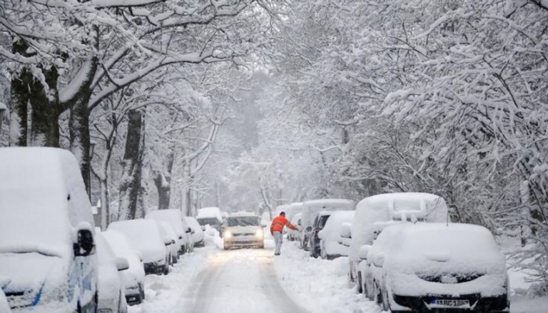 انقطاع الكهرباء وخدمة الهواتف في النمسا نتيجة هطول الثلوج الكثيفة .