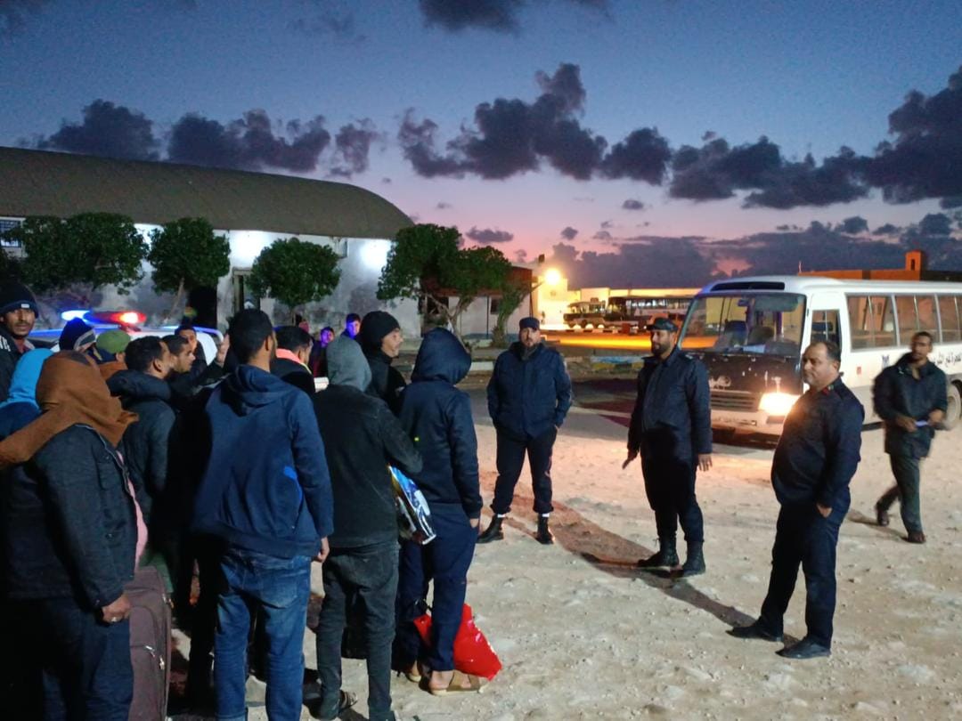 مكافحة الهجرة ببنغازي ترحيل ( 35 ) مصريا إلى منفذ مساعد البري.