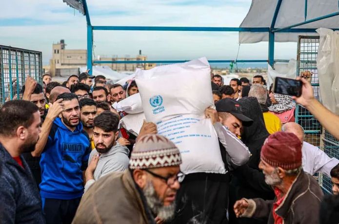   الأونروا تعلن  إيقاف تسليم شحنات المساعدات الإنسانية إلى شمال قطاع غزة.