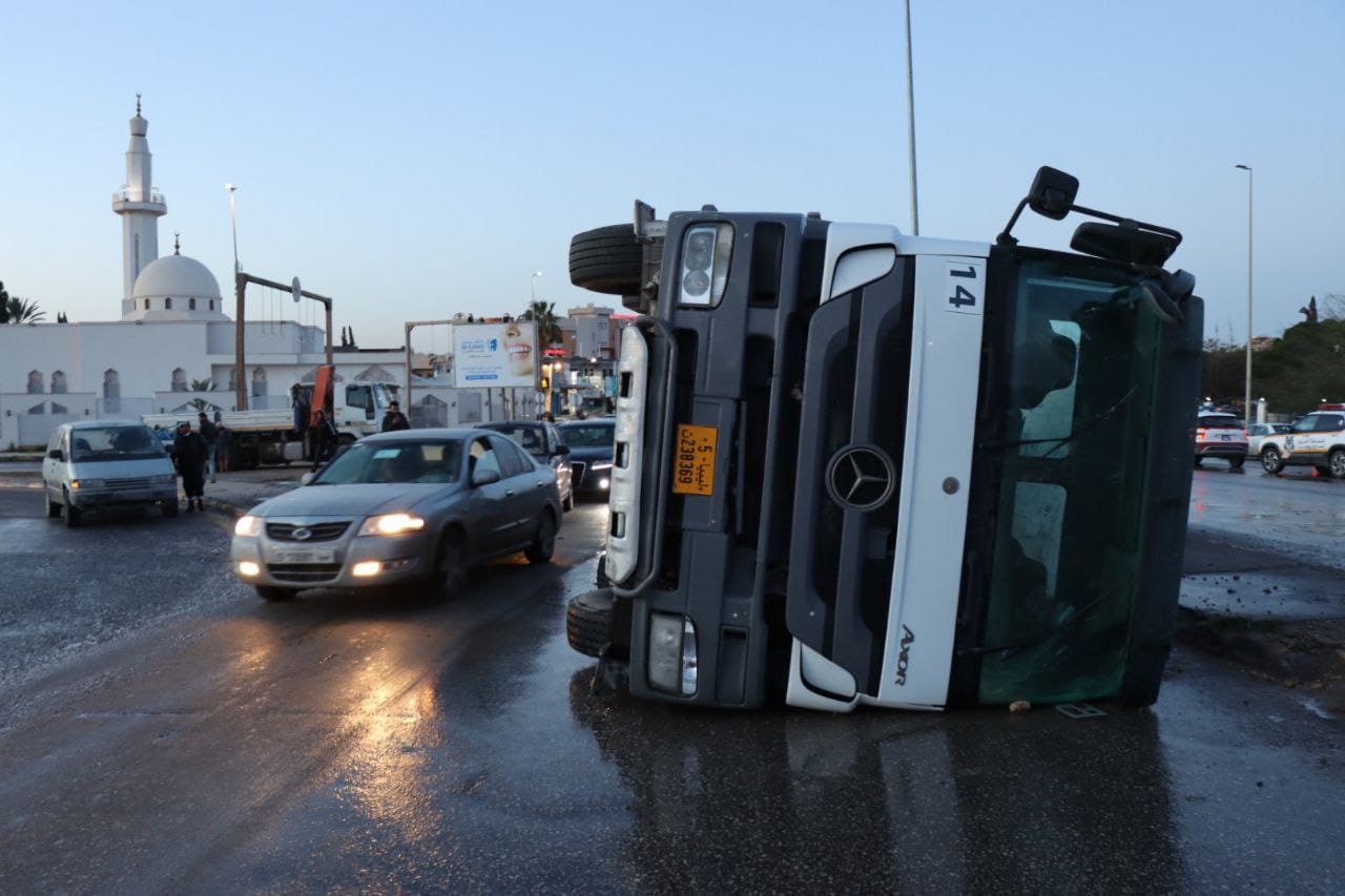  مديرية أمن طرابلس : انقلاب شاحنة يتسبب في عرقلة حركة المرور بطريق مستشفى الخضراء بطرابلس. 