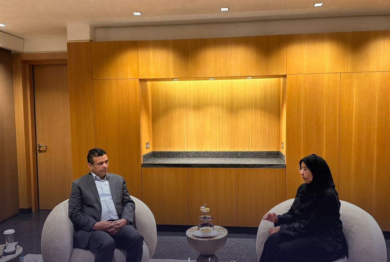 ابوجناح يبحث مع وزيرة الصحة القطرية تعزيز التعاون بين البلدين في المجال الصحي .