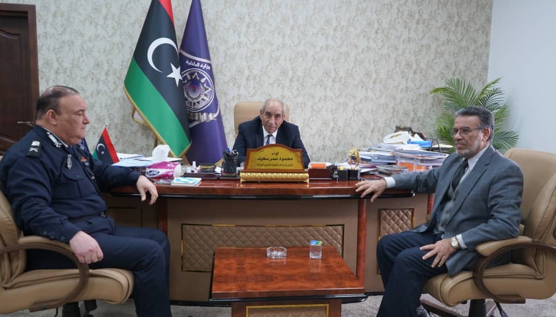  مناقشة التعاون بين وزارة الداخلية ولجنة ترسيم الحدود البحرية والبرية .