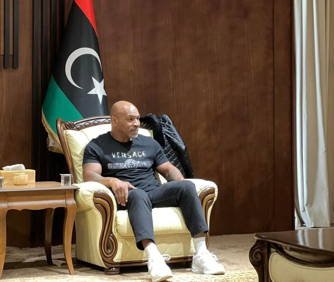 ( تايسون ) يصل بنغازي لحضور نزال الملاكم الليبي ( سعد الفلاح) وضيفه الإيفواري (أداما كونيه ) .
