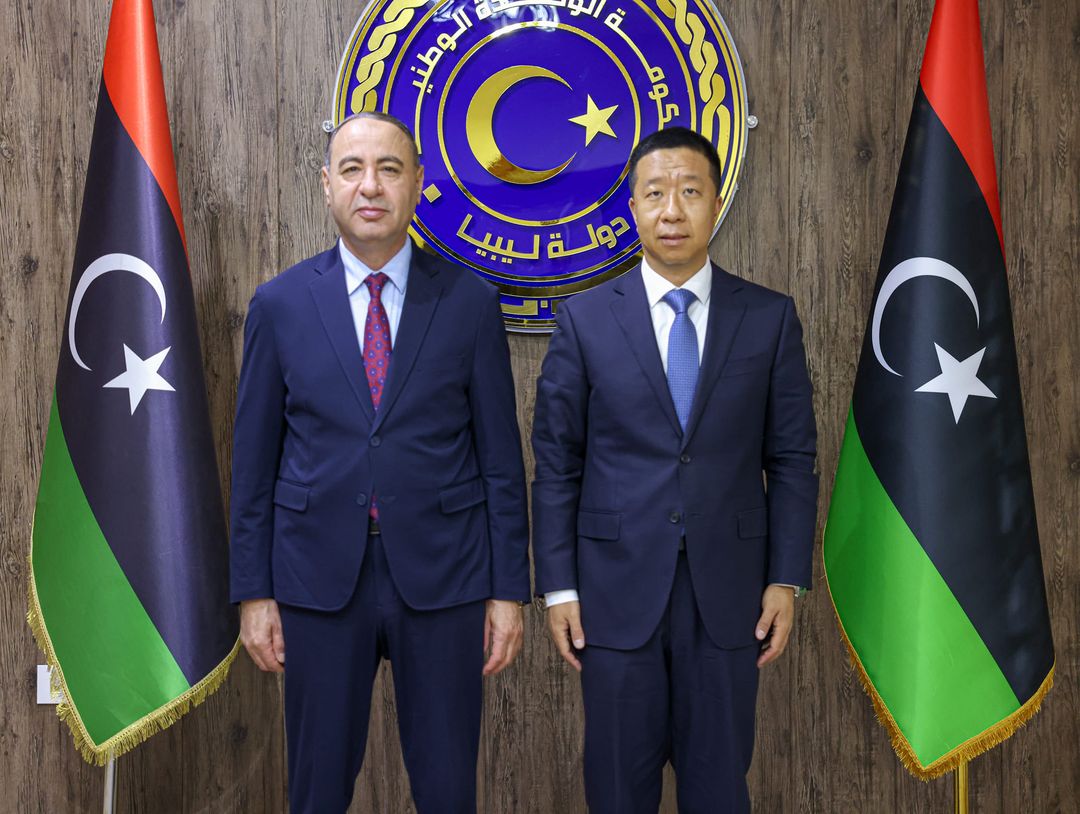 Al-Baour and the Chargé d'Affaires of the Chinese Embassy in Libya discuss ways to strengthen relations between the two countries in various fields.
