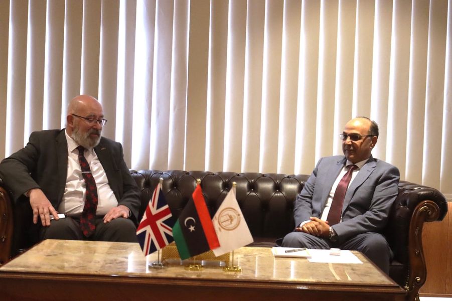 سفير بريطانيا لدى ليبيا يبحث مع بلدية بنغازي التعاون بين رجال الأعمال  والغرف التجارية في البلدين .