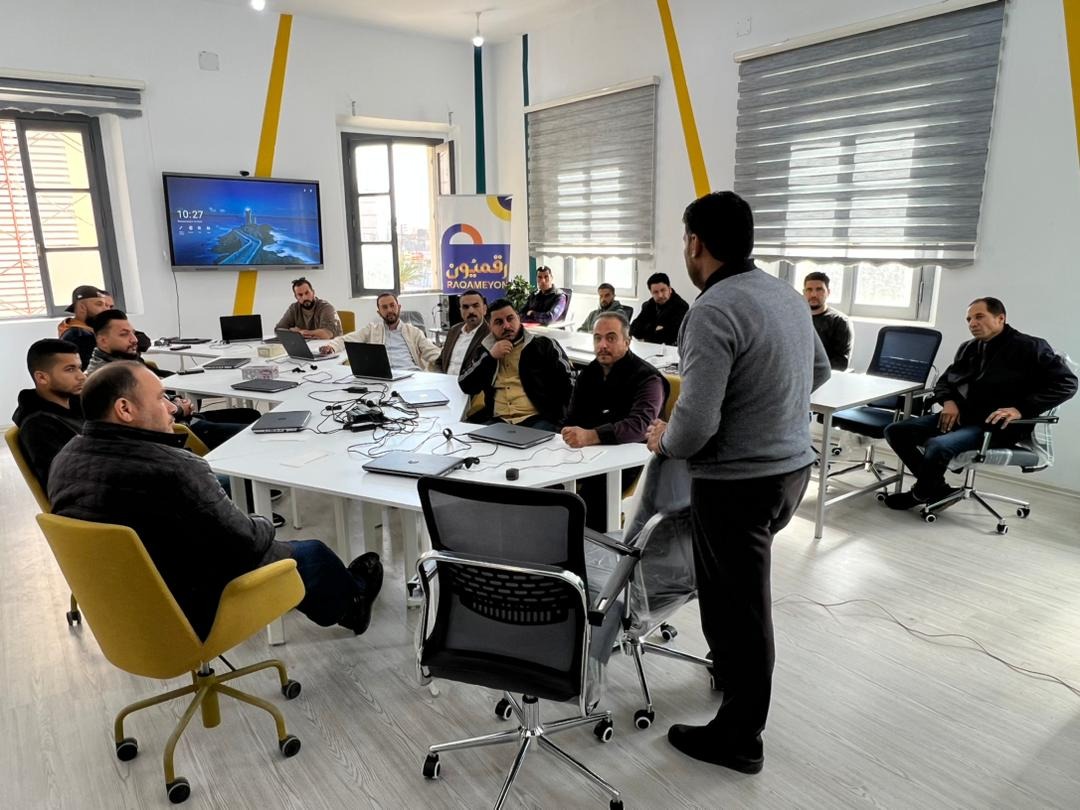 خبراء فرنسيون يقدمون دورات تدريبية لعناصر من وزارة الداخلية في مصراتة وبنغازي .