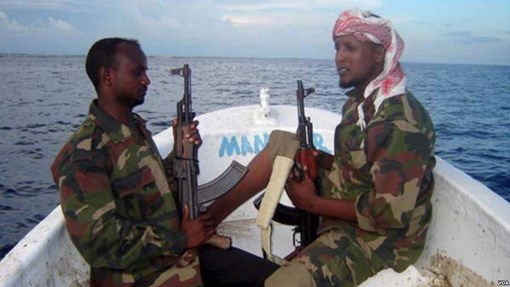 الهند تعيد 35 قرصانًا صوماليًا في إطار عمليات بالقرب من البحر الأحمر . 