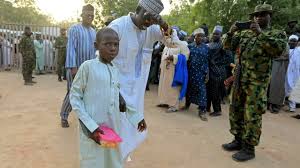 الإفراج عن مجموعة مكونة من حوالي 300 تلميذ خطفهم مسلحون من مدرستهم في شمال غرب نيجيريا  .