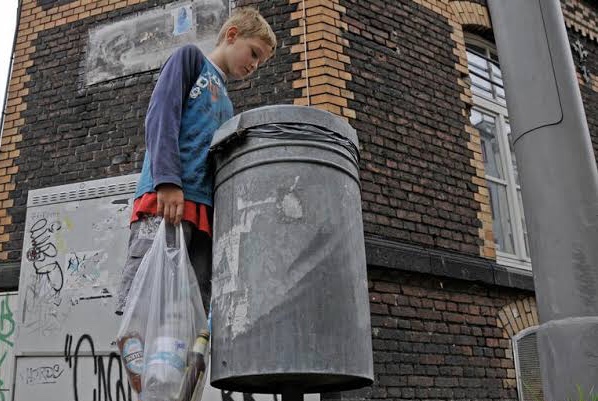 الجمعية الألمانية المشتركة للرعاية تكشف عن تأثر واحد من بين كل خمسة أطفال في ألمانيا بالفقر خلال عام 2022 .