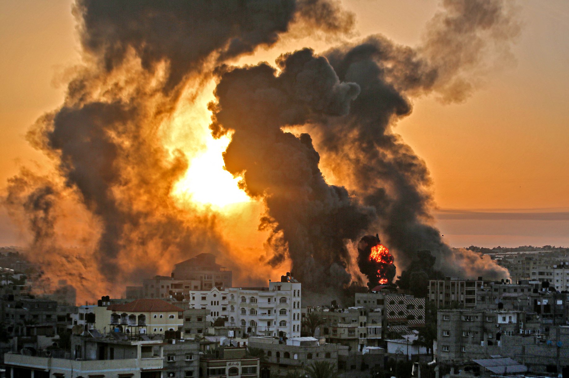  عشرات الشهداء والجرحى جراء قصف الاحتلال مناطق متفرقة في قطاع غزة. 