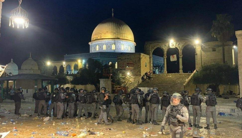 قوات الاحتلال الإسرائيلي تقتحم المسجد الأقصى وتطرد المُصلين من ساحاته .
