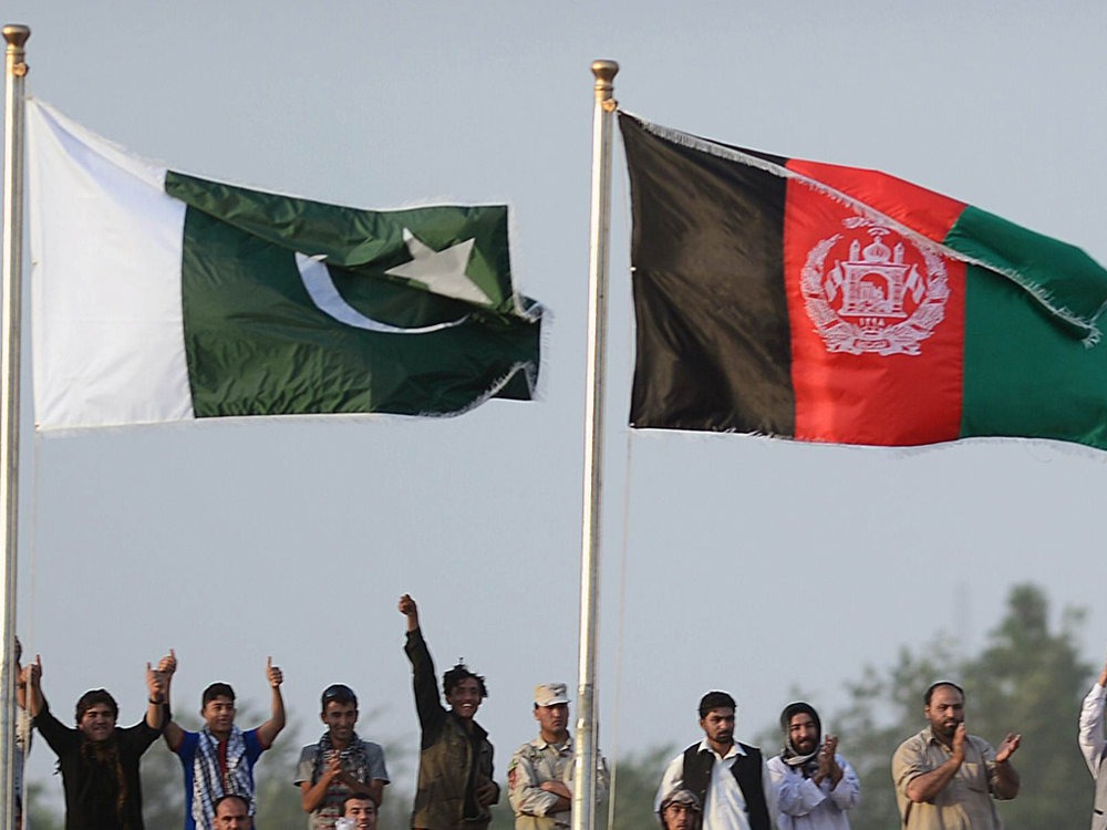 أفغانستان تجري محادثات ثنائية مع باكستان .