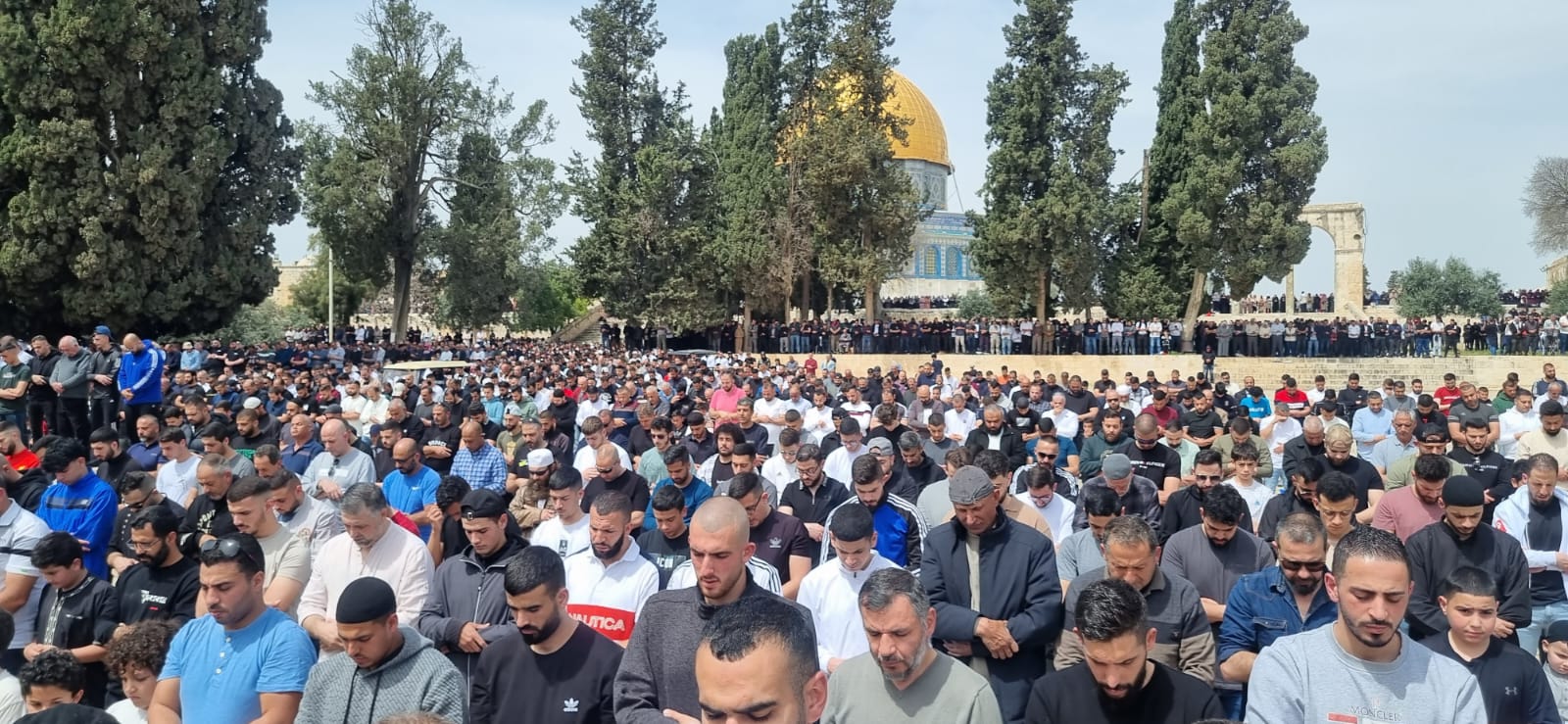 125 ألف فلسطيني يؤدون صلاة الجمعة الثالثة من رمضان في المسجد الأقصى .