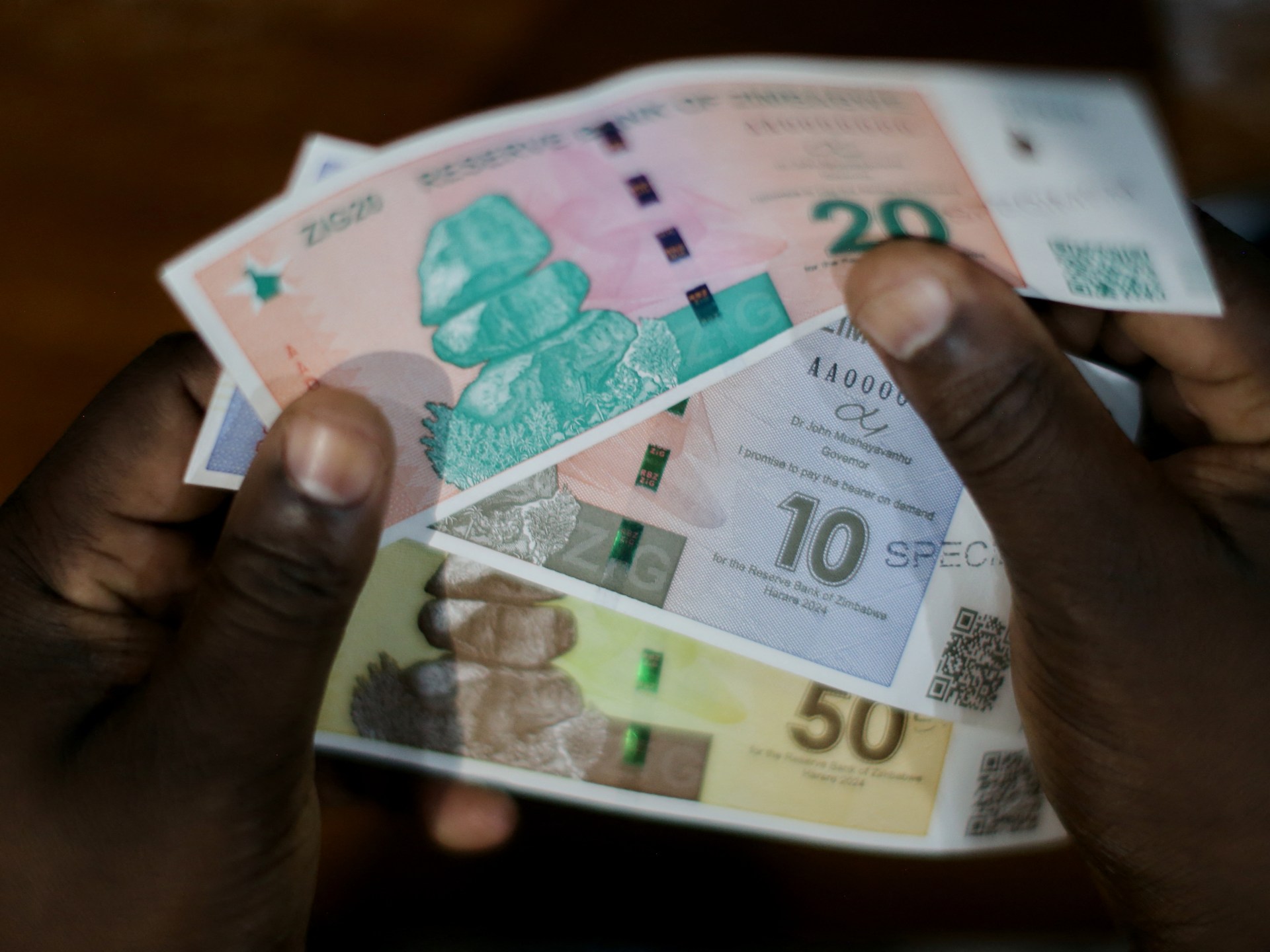زيمبابوي: تعطل الخدمات المصرفية وسط التهافت على تحويل الأموال إلى العملة الجديدة. 