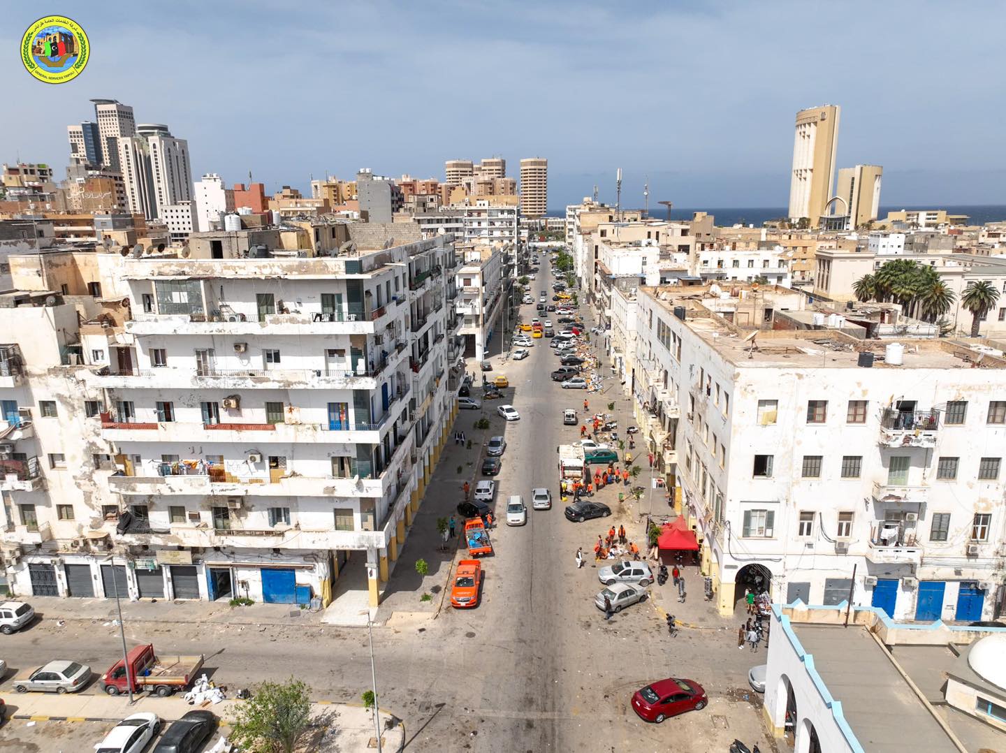  شركة الخدمات العامة طرابلس تواصل  أعمال التنظيف وجمع القمامة وكنس الاتربة من الاسواق الشعبية داخل مدينة طرابلس .