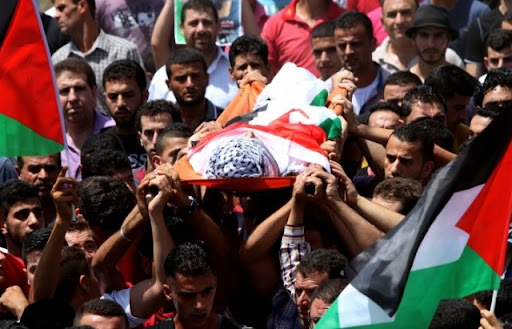 استشهاد شاب فلسطيني وإصابة 3 آخرين برصاص قوات الاحتلال الإسرائيلي في الضفة الغربية.