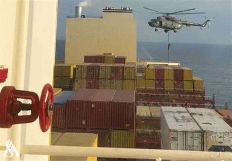 الحرس الثوري الإيراني يعلن ضبط سفينة مرتبطة بالكيان الصهيوني . 