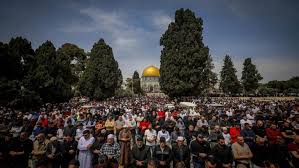 30 thousand worshipers perform Friday prayers in Al-Aqsa Mosque.