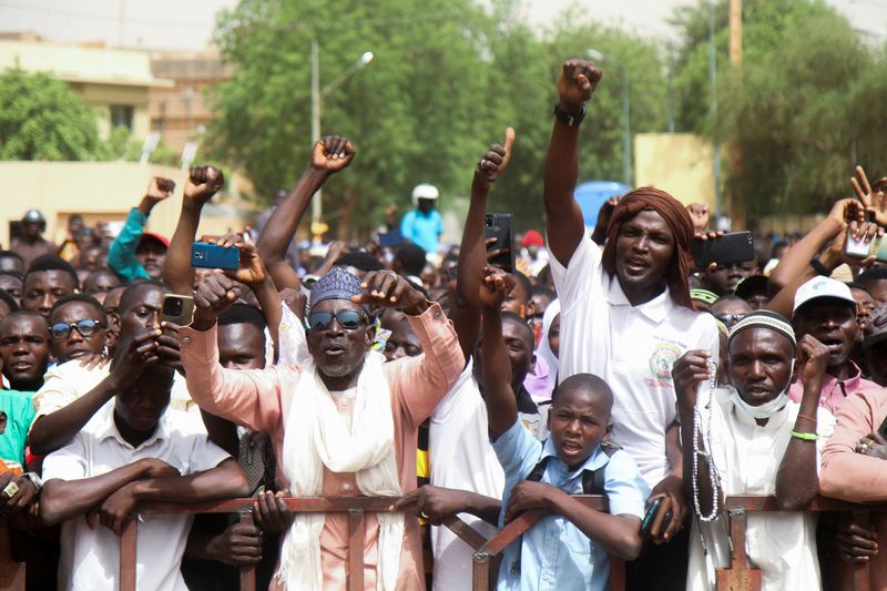 المئات  من المتظاهرين يخرجون  إلى شوارع عاصمة النيجر للمطالبة برحيل القوات الأمريكية، 