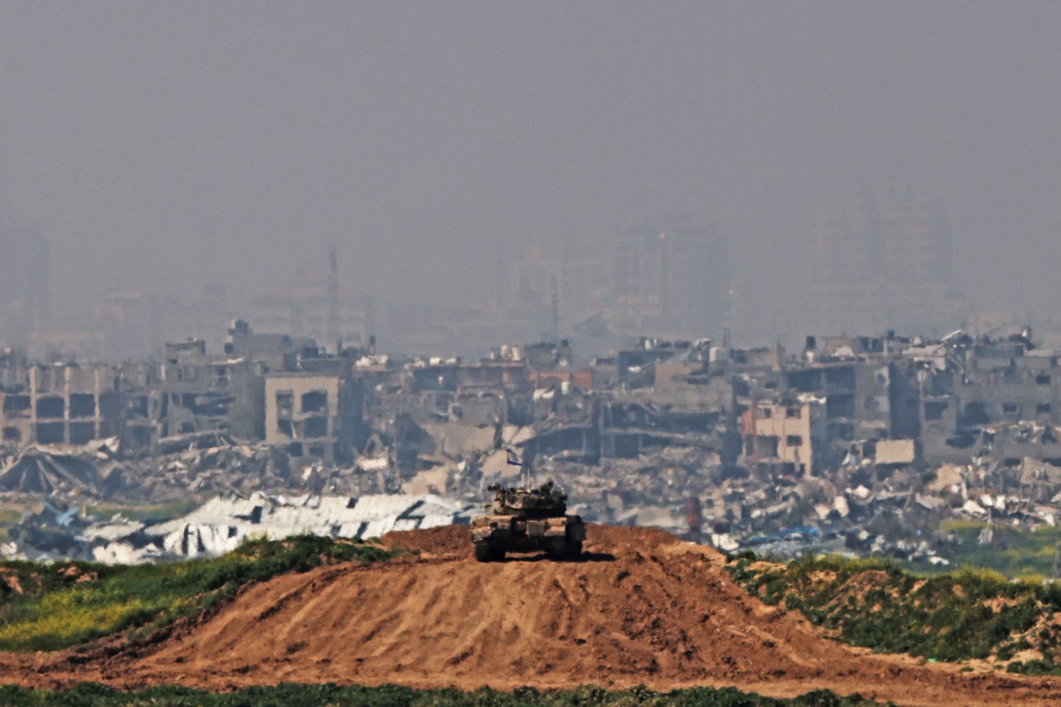 في اليوم الـ191: شهداء وجرحى في غارات متفرقة على مناطق مختلفة من قطاع غزة. 