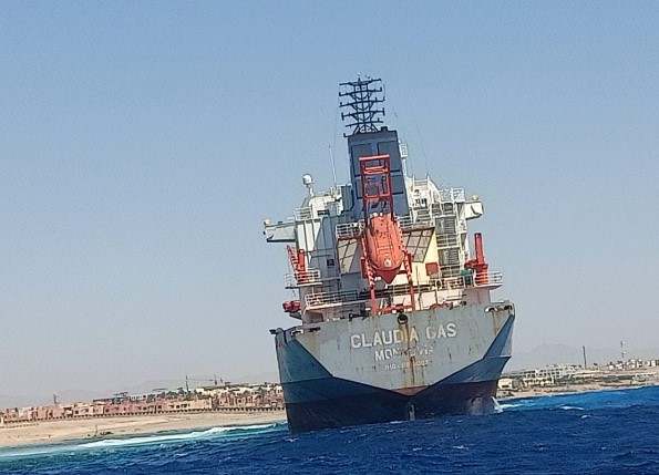 تعويم سفينة الغاز التي جنحت قبالة سواحل مدينة شرم الشيخ المصرية  .