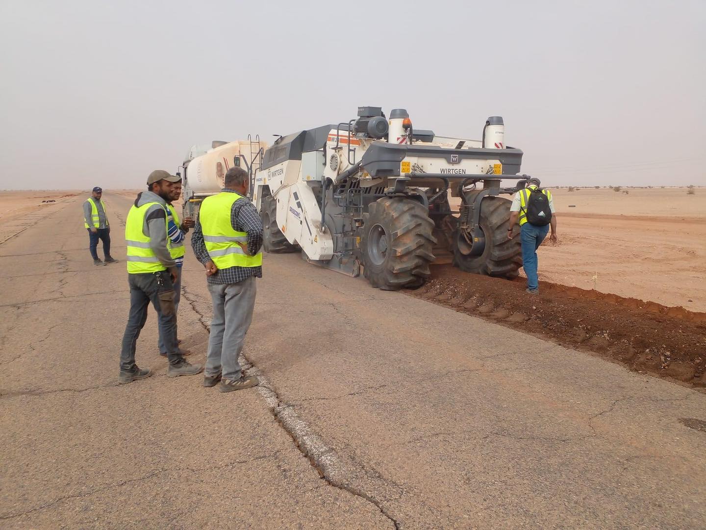 ائتلاف الشركات المصرية تواصل جهودها لاستكمال مشروع صيانة طريق ( أوباري - غات ) .