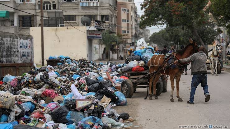 المكتب الإعلامي الحكومي في غزة  يحذر من أنّ مناطق شمال القطاع تتعرض لتلوث بيئي غير مسبوق . 