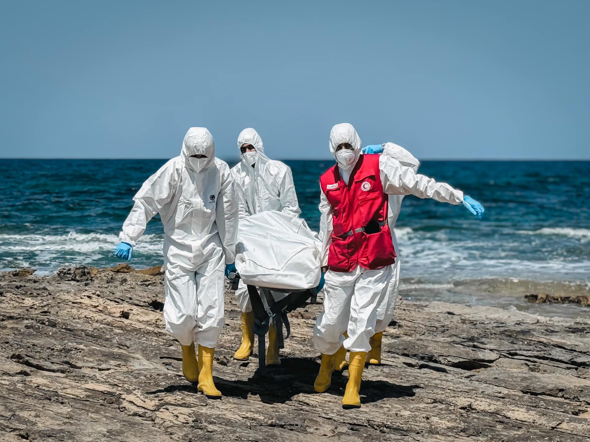 الهلال الأحمر الليبي فرع صبراته يعلن العثور على جثه على شاطئ البحر .