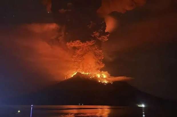السلطات الإندونيسية تعلن  حالة التأهب تحسبا لمزيد من الإنفجارات البركانية من بركان جبل روانج