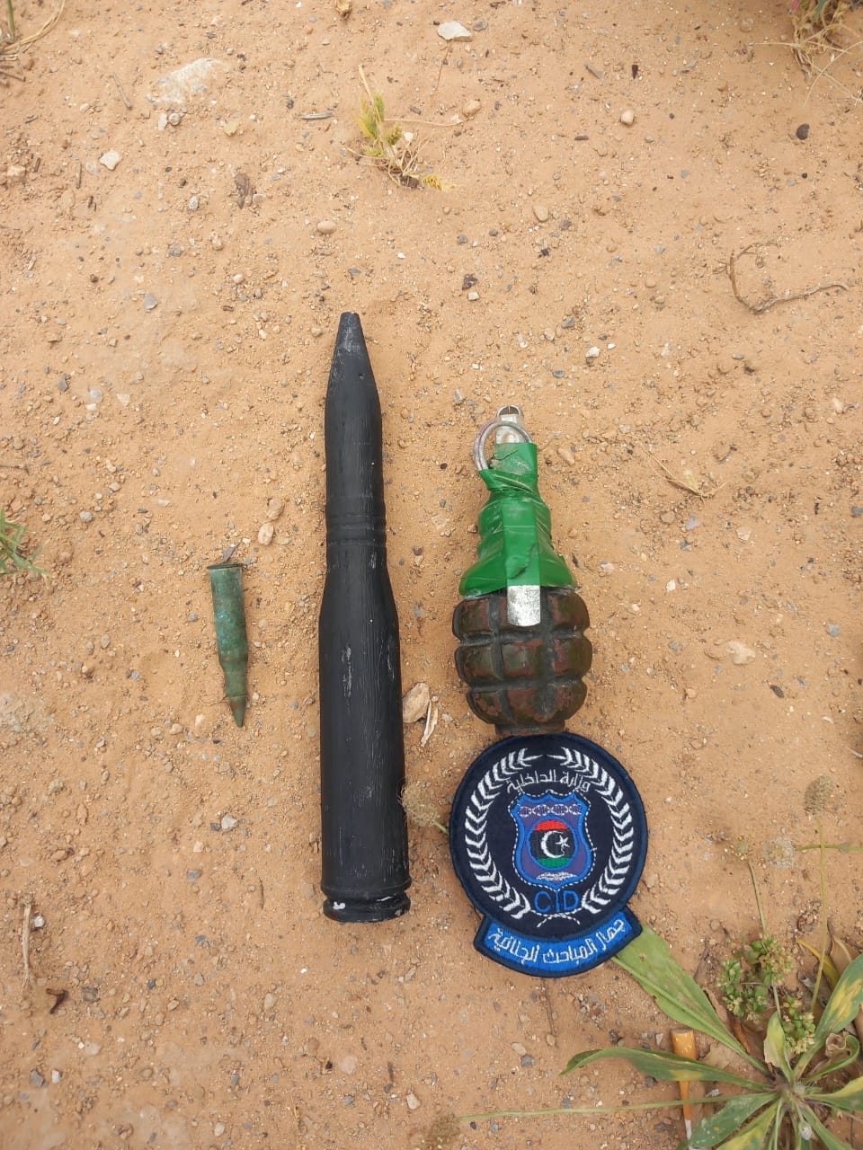 المباحث الجنائية تعلن العثور على قنبلة يدوية وإطلاقة نوع (14.5) ملم بمنطقة الحي الإسلامي في طرابلس .