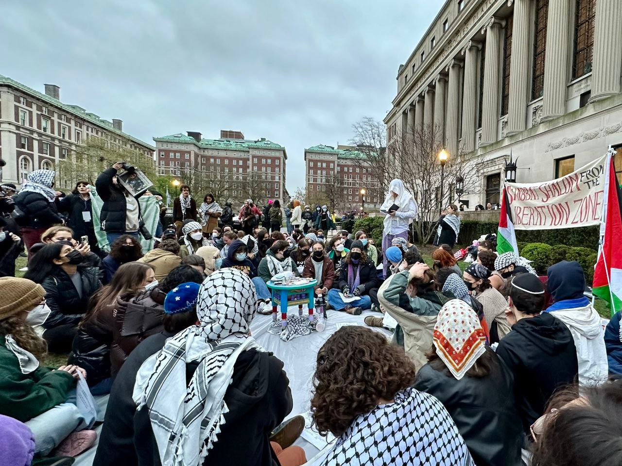 نيويورك: تواصل اعتصام طلبة جامعة "كولومبيا" تضامنا مع غزة. 